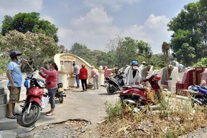 人们在平阳𦰡莜义祠A区扫墓。