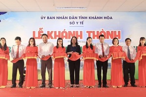 国家副主席武氏映春（中）出席庆和省肿瘤医院落成典礼。（图：黄山）