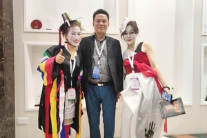 导演黎贵洋与韩国演员在第三十六届国际戏剧代表大会上合影。