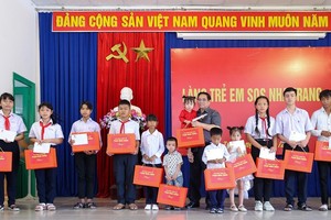 政府总理范明政向芽庄SOS儿童村儿童赠送礼物。（图：VGP）