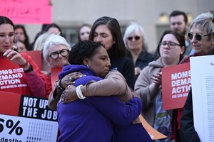 当地时间3月28日，美国田纳西州纳什维尔市发生校园枪击案，人们抗议枪支暴力。（图：AFP）