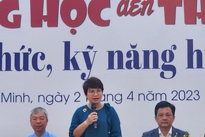 雄王大学所属培训科副科长阮氏梅平回答学生的提问。（图：妇女报）