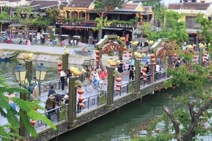 国内外游客参观会安古埠都要买票