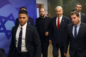 4月2日，以色列总理内塔尼亚胡（中右）抵达在耶路撒冷总理办公室举行的内阁会议。（图：AP）