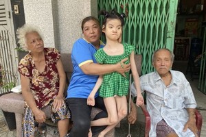 王美凤（左二）与风烛残年的父母和残疾的女儿。