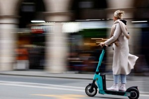 巴黎近9成选民公投同意禁用共享电动滑板车。 （示意图：路透社）