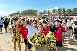 学校要组织各种体验和课外活动来营造健康的娱乐场所，帮助学生不依赖手机及社交网。图为新富郡西盛高中学校学生于3月26日参加课外活动。