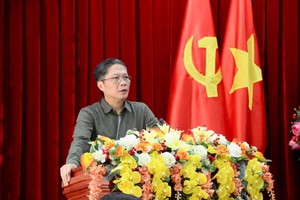 中央经济部长陈俊英在会议上发表讲话。（图：德草）