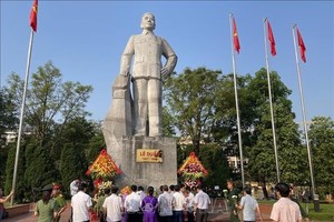 广治省领导代表在黎笋总书记塑像台下上香献花。（图：越通社）