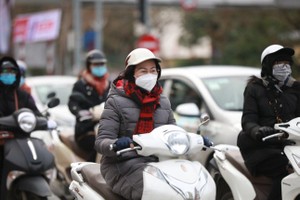 北部即将迎来新一股冷空气，到时候人们外出都要披上厚厚的外衣。（示意图：互联网）