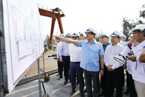 政府副总理视察榕桔船舶工业公司