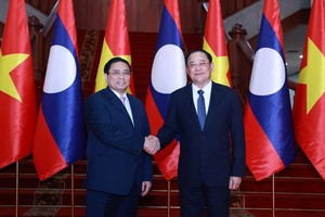 政府總理范明政與老撾政府總理宋賽‧西潘敦會晤。（图：越通社）