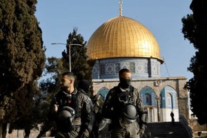 以色列安全部队在阿克萨清真寺内工作。（图：路透社）