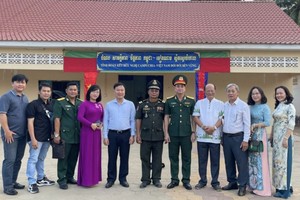 第五郡代表团向柬武装力量赠送礼物