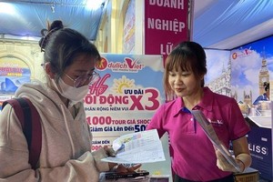 游客在旅游盛会上了解资讯。（图：VTV）