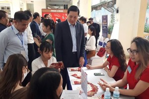 应征者与企业单位代表直接交流。