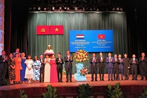 市人委会主席潘文迈、荷兰王国驻胡志明市总领事丹尼尔·史托克及与会艺术家在纪念聚会上合影留念。（图：明姿）