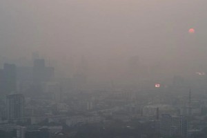 图为 3月8日，泰国首都曼谷清晨笼罩在一片雾霾之中，市民受促避免户外活动，外出时戴上口罩。（图：路透社）