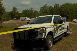 警方封锁犯罪现场附近一处。（图：CNN）