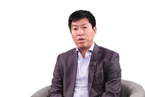 工商部所属贸易壁垒局副局长周胜中接受记者采访。