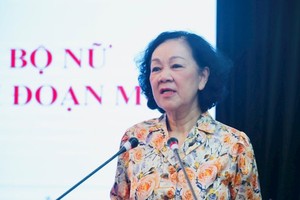 中央组织部长张氏梅在会议上发表讲话。（图：市党部新闻网）