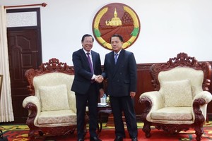 市人委会主席潘文迈与老挝沙湾拿吉省省委书记、省长山迪帕会晤。（图：瑞宇）