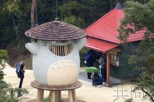 吉卜力公园的龙猫木制玩具。（图：共同社）