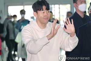 孙兴慜向前来送行的粉丝挥手致意。（图：含联合）