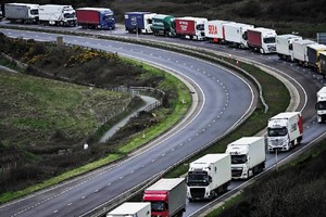车辆在通往英国多佛港的A20公路上堵塞。（图：AFP）