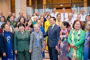 国会主席王廷惠（前中）同代表团亲切交谈。（图：国会）