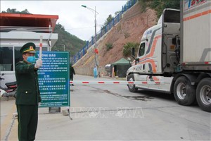 新清口岸边防人员调节出口农产品车辆。