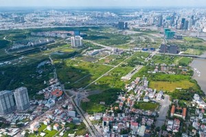 从第一郡白腾码头方向拍摄的守添新都市区（守德市）。