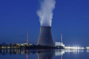 当地时间2023年4月5日，德国巴伐利亚，水蒸气从伊萨尔2号核电站的冷却室上升。（图：视觉中国）