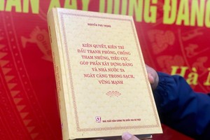 党中央总书记阮富仲的“坚决、坚持肃贪与防腐行为，有助建设我党与国家日益廉洁、坚强作出贡献”一书。（图：秋姮）