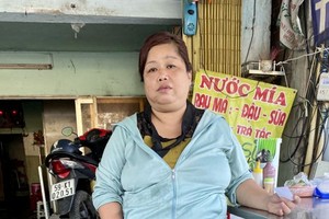 陈玉燕肿痛的双脚发黑。