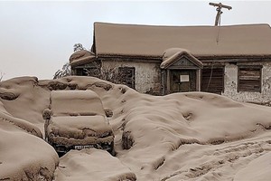 俄罗斯堪察加半岛希韦卢奇火山喷发，周边遭火山灰覆盖。（图：IC photo）