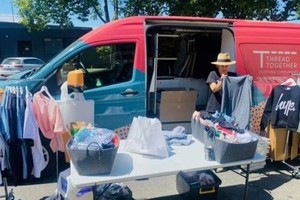 流动衣柜车援助基层人士