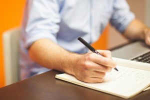 智利将每周工作时间从 45 小时降至 40 小时。（示意图：互联网）