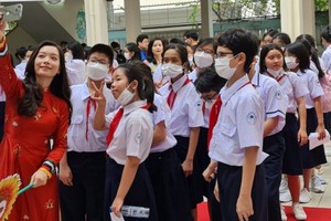 女老师在校园里同学生们自拍留念。（示意图：黄香）