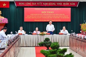 党中央政治局委员、市委书记阮文年主持市委于2023年2月召开的党部和政治体系建设与整顿研讨会。