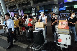 机场是个非常敏感的交通枢纽，乘客不要帮助陌生人携带东西。