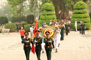 烈士骸骨追悼及安葬仪式场面十分庄严肃穆。（图：德幸）