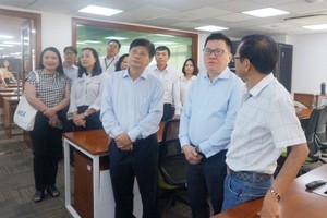 黎明国同志与工作团前往视察本市新闻中心。（图：人民报）