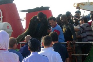 在意大利兰佩杜萨，移民在地中海被渔船救起后下船。（图：国际移民组织）