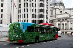 这是2021年8月9日在英国伦敦市中心拍摄的电动公交车。（图：新华社）