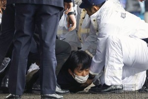 4月15日上午，日本首相岸田文雄在和歌山市的杂贺崎渔港开始助选演说前被投掷筒状物体。现场制伏了一名男子。（图：共同社）