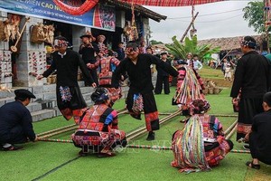 竹竿舞是我国西北山区蒙族同胞的传统游戏之一。（图：越通社）