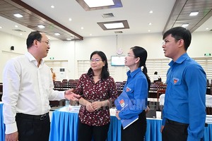 市委副书记阮胡海（左一）同与会代表交换意见。（图：市党部新闻网）