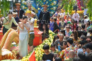 人们在泰国曼谷庆祝泼水节。（图：新华社）