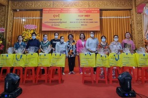 市各民族文学艺术协会常值副主席张四妹向高棉族贫困户赠送礼物。